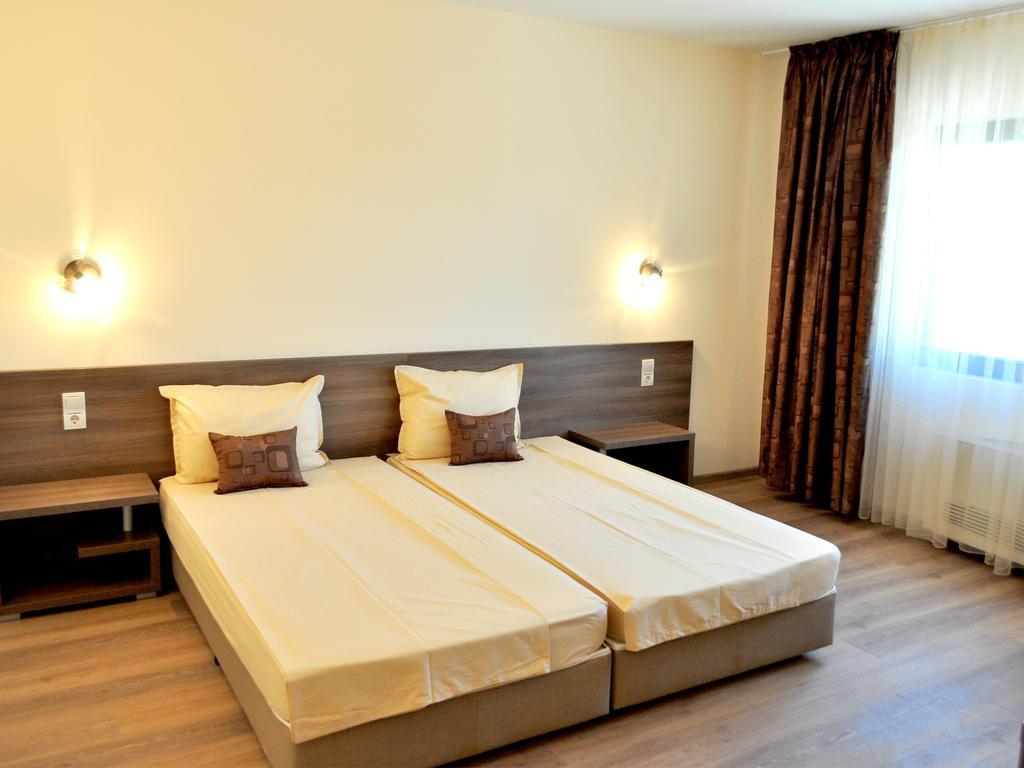 Yustina Villas Guest House Стая снимка